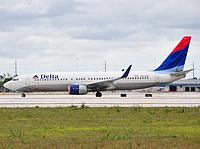 mia/low/N3751B - B737-800 Delta - MIA 18-05-09.jpg