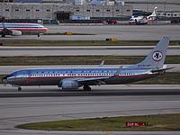 mia/low/N951AA - B737-800 American ( retro jet colors ) - MIA 15-05-09.jpg